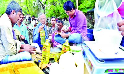 খালি হাতেও ফিরছেন অনেকে