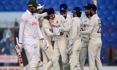 ব্যাটিং ব্যর্থতায় ফলো অনের শঙ্কায় টাইগাররা