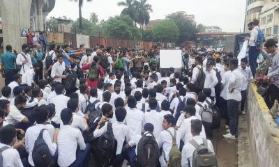 ছাত্র মৃত্যুর ঘটনায় ফার্মগেটে শিক্ষার্থীদের সড়ক অবরোধ