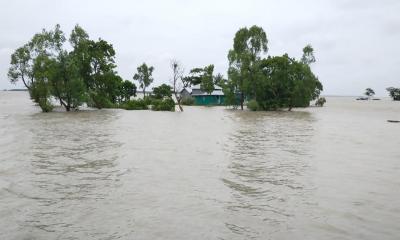 মনপুরায় ৫-৬ ফুট জোয়ারে প্লাবিত ১০ গ্রাম, পানিবন্দি ২০ হাজার মানুষ