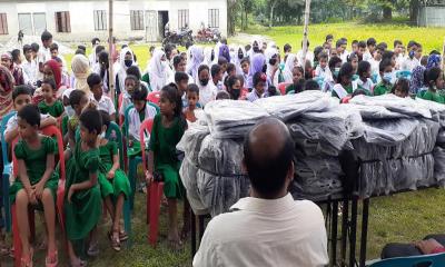 ফুলবাড়ীতে বীর মুক্তিযোদ্ধাদের বিরুদ্ধে অসম্মানজনক কার্যকালাপের প্রতিবাদে মানববন্ধন