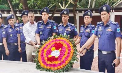 বঙ্গবন্ধুর সমাধিতে ঢাকা রেঞ্জের নবনিযুক্ত ডিআইজি’র শ্রদ্ধা নিবেদন