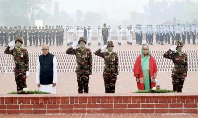 বীর শহীদদের প্রতি রাষ্ট্রপতি-প্রধানমন্ত্রীর শ্রদ্ধা