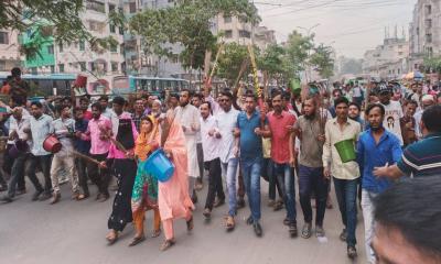 ‘বিদ্যুৎ গ্যাস পানি দে-নইলে গদি ছেড়ে দে’