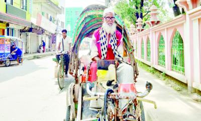 ‘রিকশা না চালালে উপোস থাকতে হয়’