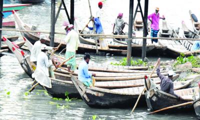 নৌকার আয়ে চলে না সংসার