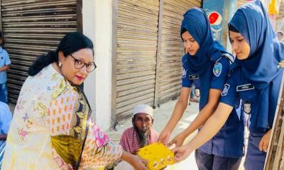 পুনাক সভানেত্রী রেহানা ফেরদৌসীর উদ্যােগে তিন শতাধিক মানুষের মাঝে খাবার বিতরণ