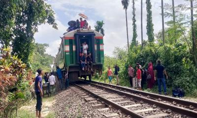 লাইনচ্যুত বগি উদ্ধার, ট্রেন চলাচল শুরু