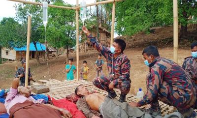 জনসাধারণের মাঝে বিনামূল্যে চিকিৎসা সামগ্রী বিতরণ