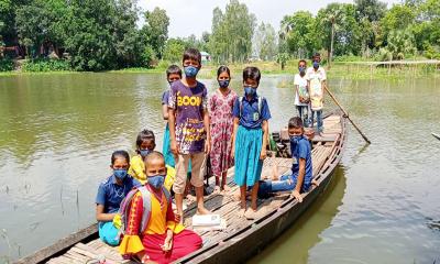 চলনবিলে ৬ স্কুলের শিক্ষার্থীদের একমাত্র ভরসা নৌকা