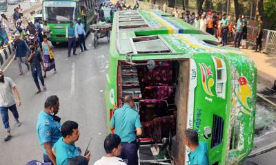 আইল্যান্ডে ধাক্কা খেয়ে উল্টে গেল বাস