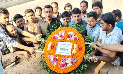 শিক্ষা অধিকার চত্বরে ছাত্রদলের শ্রদ্ধা নিবেদন