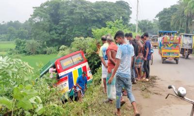 শ্রমিক বহনকারী বাস ধানক্ষেতে, চালক নিহত