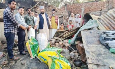 রাঙ্গুনিয়ায় অগ্নিকাণ্ডে ক্ষতিগ্রস্তদের প্রবাসী রাঙ্গুুনিয়া সমিতির ত্রাণ বিতরণ