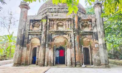 মুসল্লীদের আকর্ষণ গোসাইরহাটের জ্বীনের মসজিদ