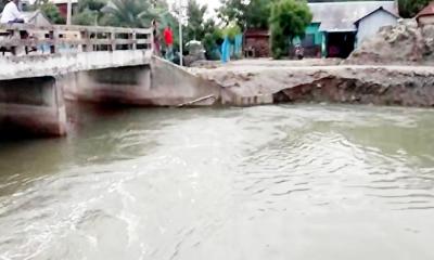 জোয়ারের তোড়ে ভাঙছে দেবহাটার পুটিমারি খালের বেড়িবাঁধ