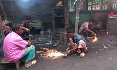 উলিপুরে কামারদের ভাতিতে ঈদের হাওয়া