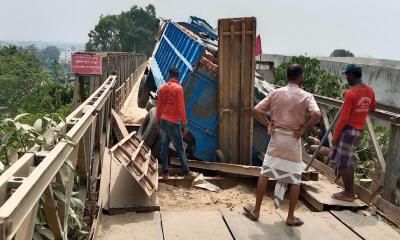 সেতুর পাটাতন ভেঙ্গে আবারো ইট বোঝাই ট্রাক খাদে