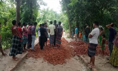 পাংশায় নিম্নমানের সামগ্রী দিয়ে রাস্তা তৈরি, এলাকাবাসীর বাঁধা