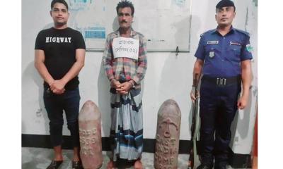 দুটি ‘সীমানা পিলার’সহ প্রতারক আটক