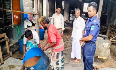 আলমডাঙ্গায় মিষ্টির দোকানে জরিমানা ও বন্ধের নির্দেশ