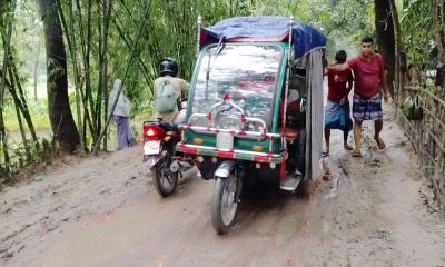 বরগুনায় ৩০০ মিটার রাস্তার বেহাল দশা, ভোগান্তিতে ৪৫ হাজার মানুষ