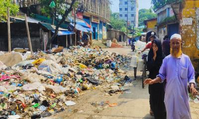 সড়কে ময়লার ভাগাড়, দুর্ভোগে রোগী-পথচারীরা