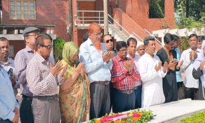 বঙ্গবন্ধুর সমাধিতে পানি উন্নয়ন বোর্ডের মহাপরিচালকের শ্রদ্ধা