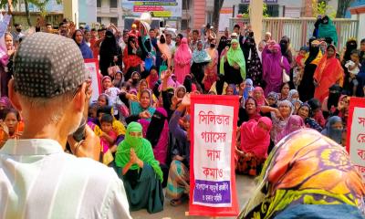 নিত্যপণ্যের দাম কমানো ও খাস জমির দাবিতে বরিশালে বিক্ষোভ