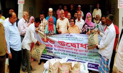 বুড়িচংয়ে কৃষকদের মাঝে বীজ ও সার বিতরণ