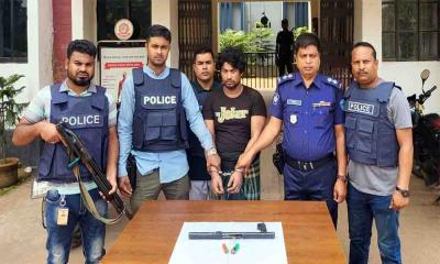 কুমিল্লায় ডাকাত মনির অস্ত্রগুলিসহ গ্রেপ্তার