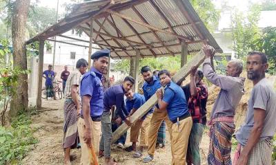 বেদখলে থাকা রাস্তা দখল মুক্ত করেছে গ্রাম পুলিশ