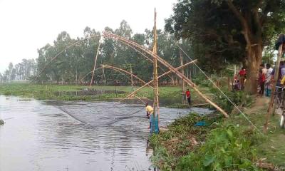 মাছ শিকারেই  দু-ভাইয়ের জীবিকা