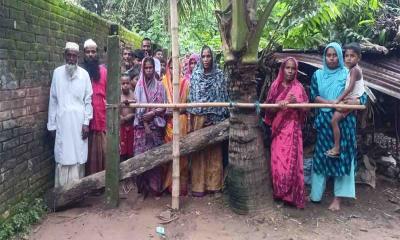 ঘোড়াঘাটে রাস্তা বন্ধ করে দেয়ায় কর্মহীন অর্ধশত পরিবার