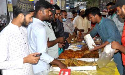 বরিশালে জমে উঠেছে ইফতার বাজার