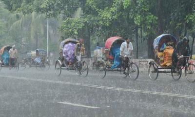 রাজধানীতে বৃষ্টিভেজা ঈদ আনন্দ