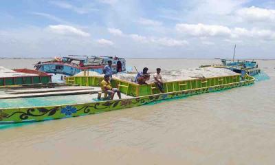 পদ্মা নদী থেকে অবৈধ ভাবে বালু উত্তোলন, জরিমানা ও বাল্কহেড জব্দ