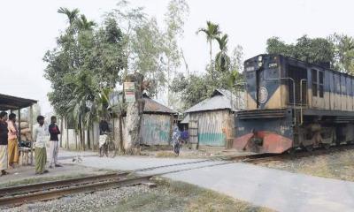 কাউনিয়ায় অরক্ষিত রেলগেটগুলো যেন মরণ ফাঁদ