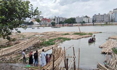 বুড়িগঙ্গায় নৌকা থেকে পড়ে মাঝি নিখোঁজ