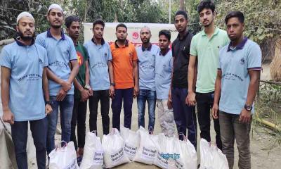 কচুয়ায় বাড়িতে ইফতার পৌছে দেন ‘প্রাণের টানে’ রক্তদানের সদস্যরা