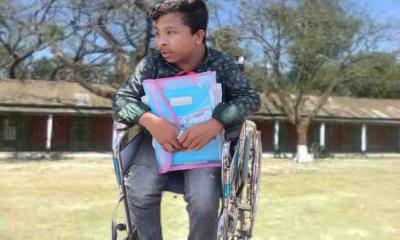 স্বপ্ন পুরনের আশায় হুইল চেয়ারে বসে পরীক্ষা দিচ্ছেন মাহমুদূর