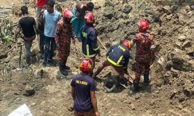 ফরিদপুরে সেতু নির্মাণ কাজে মাটি ধ্বসে ৩ নির্মাণ শ্রমিক নিহত