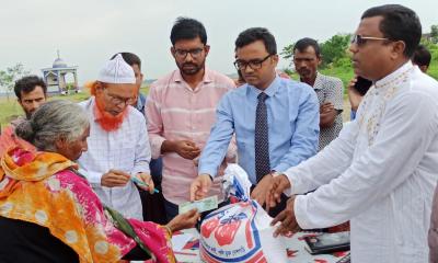 ঝড়ে ক্ষতিগ্রস্তদের মাঝে নগদ অর্থ ও চাল বিতরণ