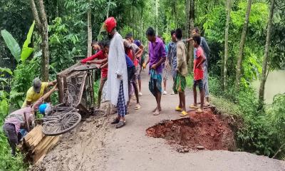 রাস্তা নয় যেন মরণ ফাঁদ, ভোগান্তিতে এলাকাবাসী