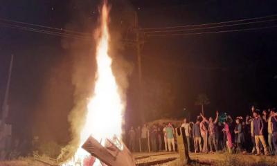 রেললাইনে আগুন জ্বালিয়ে রাবি শিক্ষার্থীদের বিক্ষোভ