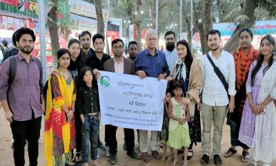 পথশিশুদের মাঝে স্পিড-এর পক্ষ থেকে বই বিতরণ