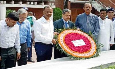 টুঙ্গিপাড়ায় বঙ্গবন্ধুর সমাধিসৌধে নবনিযুক্ত প্রধান তথ্য কমিশনারের শ্রদ্ধা