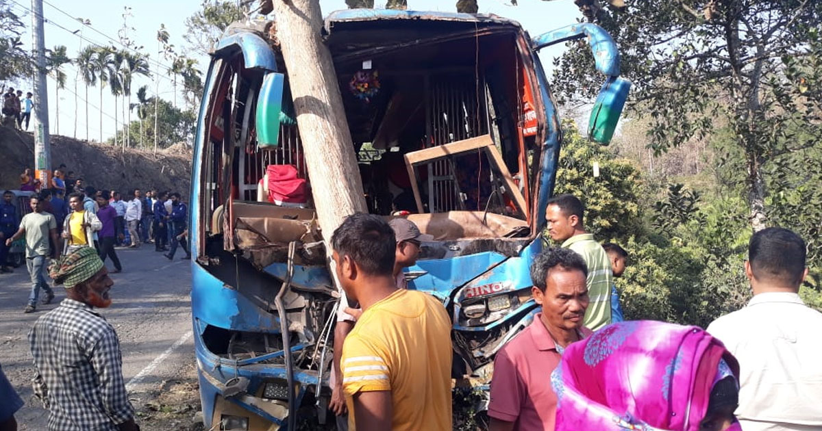 মাটিরাঙ্গায় বাস-ট্রাক সংঘর্ষে চালক নিহত