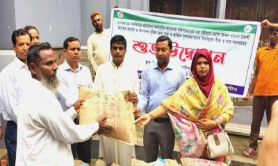 রাণীশংকৈলে কৃষকদের মাঝে বিনামূল্যে সার-বীজ বিতরণ