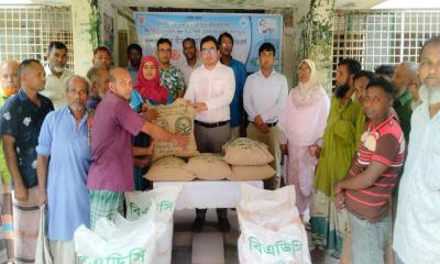 কাউনিয়ায় প্রান্তিক কৃষকদের মাঝে বিনামূল্যে সার-বীজ বিতরণ